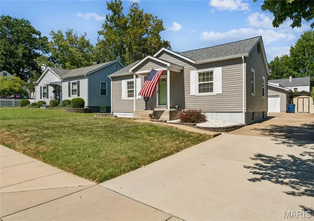 Photo 2 of Sale Pending at 918 Perry St, Saint Charles, MO 63301 | MLS# MIS26056495 | Listing updated on 2026-09-14