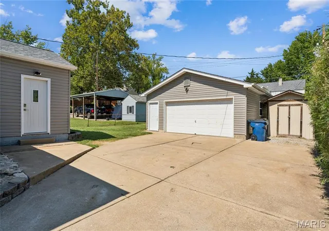 Photo 3 of Sale Pending at 918 Perry St, Saint Charles, MO 63301 | MLS# MIS26056495 | Listing updated on 2026-09-14
