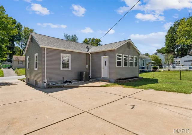 Photo 4 of Sale Pending at 918 Perry St, Saint Charles, MO 63301 | MLS# MIS26056495 | Listing updated on 2026-09-14