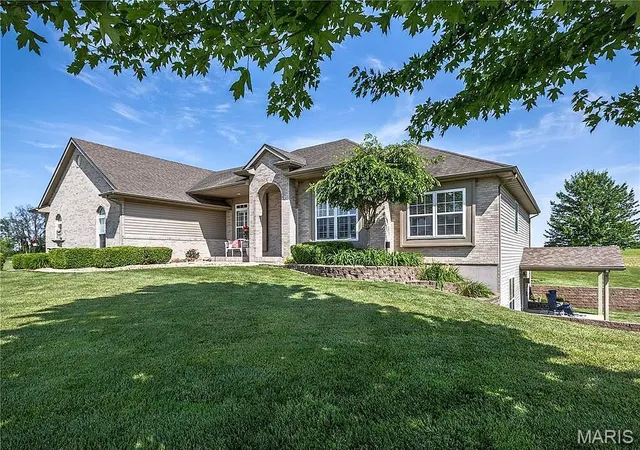 Photo 2 of Sale Pending at 2033 Grandview Dr, Saint Jacob, IL 62281 | MLS# MIS26056496 | Listing updated on 2026-09-15