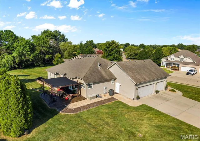 Photo 3 of Single family home for sale at 2033 Grandview Dr, Saint Jacob, IL 62281 | MLS# MIS26056496 | Listing updated on 2026-09-13