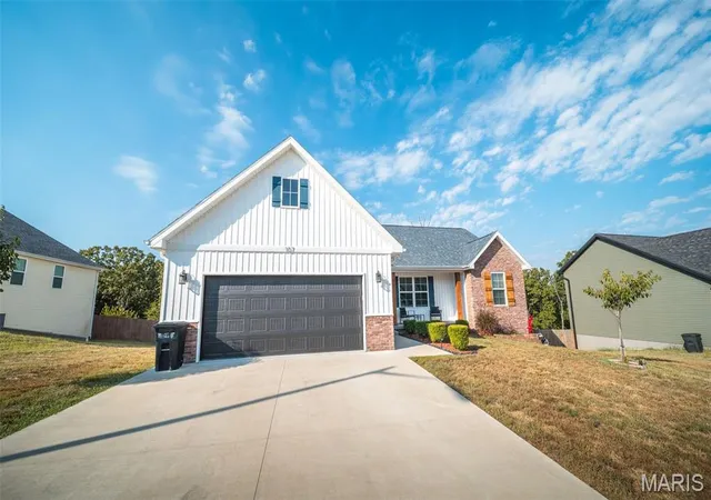 Photo 2 of Single family home for sale at 107 Alice Dr, Waynesville, MO 65583 | MLS# MIS26056499 | Listing updated on 2026-09-02