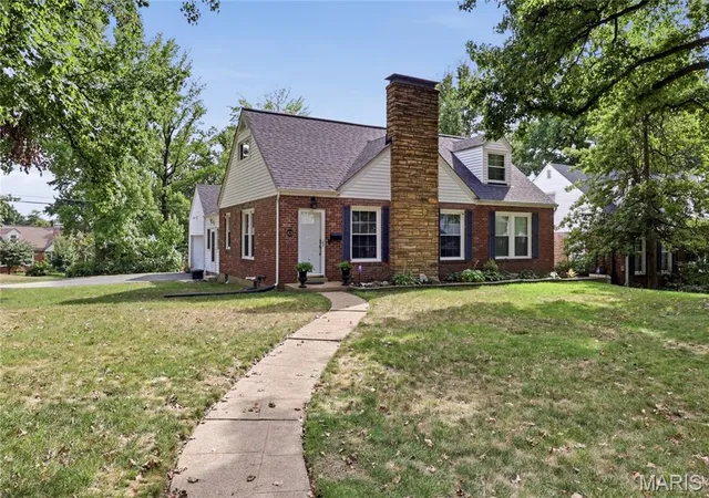 Photo 2 of Sale Pending at 424 Greenleaf Dr, Saint Louis, MO 63122 | MLS# MIS26056514 | Listing updated on 2026-09-28