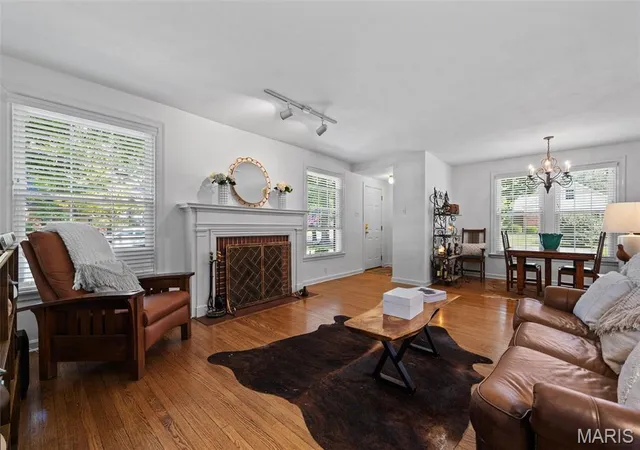 Photo 3 of Sale Pending at 424 Greenleaf Dr, Saint Louis, MO 63122 | MLS# MIS26056514 | Listing updated on 2026-09-28