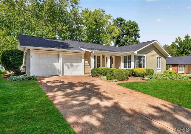 Photo 2 of Sale Pending at 15345 Country Ridge Dr, Chesterfield, MO 63017 | MLS# MIS26056537 | Listing updated on 2026-09-21