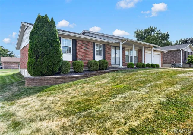 Photo 3 of Sale Pending at 2534 Cripple Crk Dr, Saint Louis, MO 63129 | MLS# MIS26056601 | Listing updated on 2026-09-13