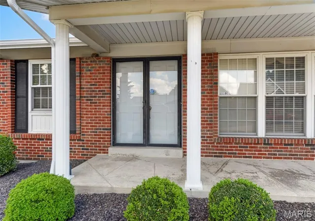 Photo 3 of Sale Pending at 2534 Cripple Crk Dr, Saint Louis, MO 63129 | MLS# MIS26056601 | Listing updated on 2026-09-13