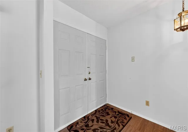 Photo 4 of Sale Pending at 2534 Cripple Crk Dr, Saint Louis, MO 63129 | MLS# MIS26056601 | Listing updated on 2026-09-13
