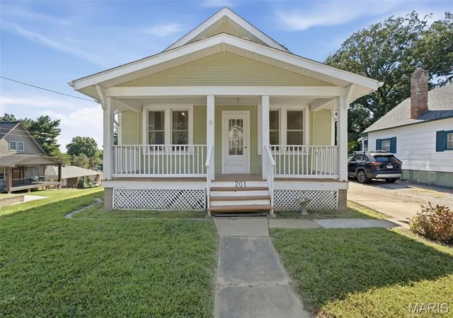 Photo 1 of Sale Pending at 201 Perry St, Saint Charles, MO 63301 | MLS# MIS26056621 | Listing updated on 2026-09-20