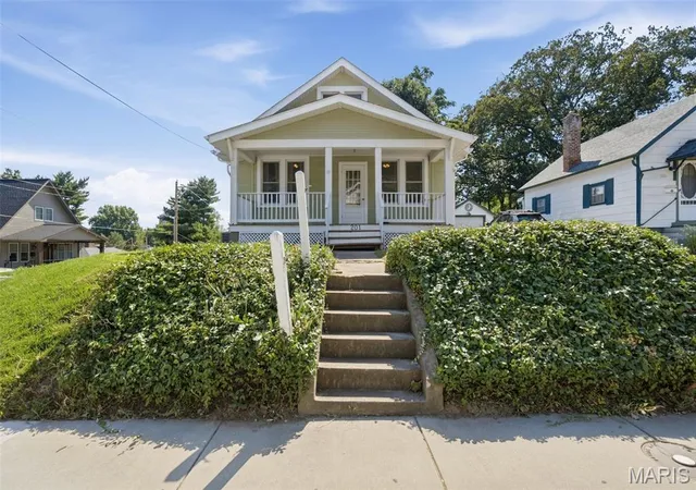 Photo 2 of Sale Pending at 201 Perry St, Saint Charles, MO 63301 | MLS# MIS26056621 | Listing updated on 2026-09-20