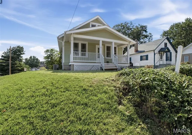 Photo 3 of Sale Pending at 201 Perry St, Saint Charles, MO 63301 | MLS# MIS26056621 | Listing updated on 2026-09-20