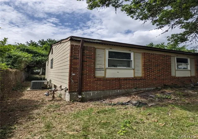 Photo 4 of Single family home for sale at 10333 Castle Dr, Saint Louis, MO 63136 | MLS# MIS26056625 | Listing updated on 2026-09-02