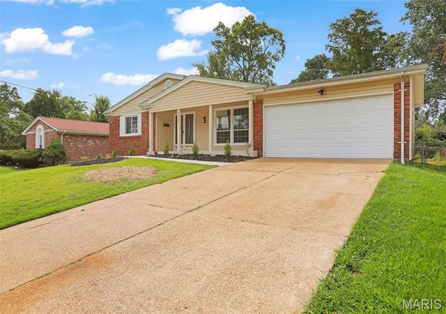 Photo 3 of Single family home for sale at 3950 Greengrass Dr, Florissant, MO 63033 | MLS# MIS26056642 | Listing updated on 2026-10-07