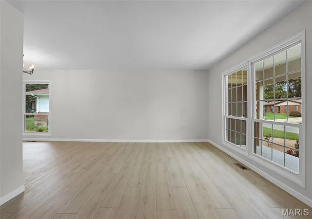 Photo 4 of Single family home for sale at 3950 Greengrass Dr, Florissant, MO 63033 | MLS# MIS26056642 | Listing updated on 2026-10-07