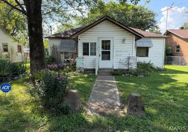 Photo 1 of Single family home for sale at 105 N Benton, Sikeston, MO 63801 | MLS# MIS26056659 | Listing updated on 2026-09-02