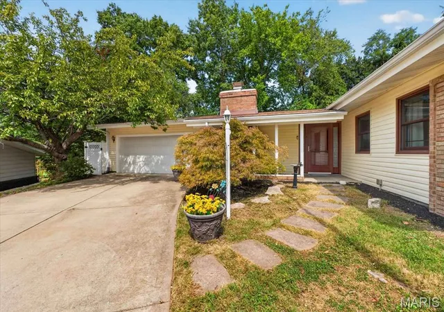 Photo 2 of Single family home for sale at 1639 Red Gate Ln, Saint Louis, MO 63146 | MLS# MIS26056667 | Listing updated on 2026-09-14