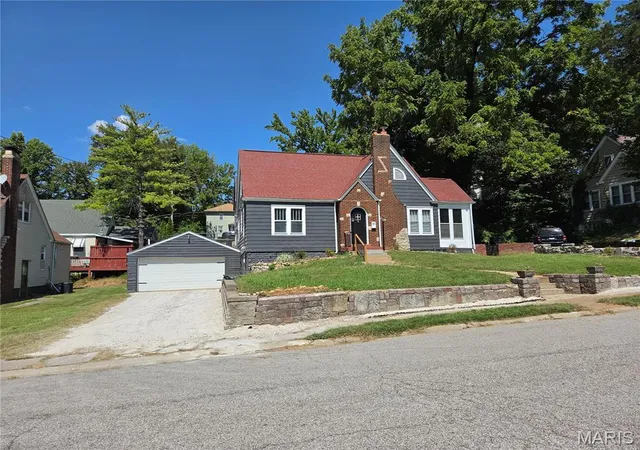 Photo 1 of Single family home for sale at 33 Glenview Dr, Belleville, IL 62223 | MLS# MIS26056684 | Listing updated on 2026-09-04