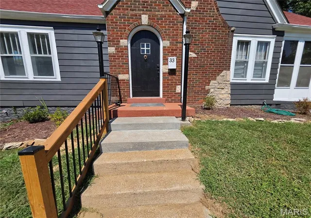 Photo 2 of Single family home for sale at 33 Glenview Dr, Belleville, IL 62223 | MLS# MIS26056684 | Listing updated on 2026-09-04
