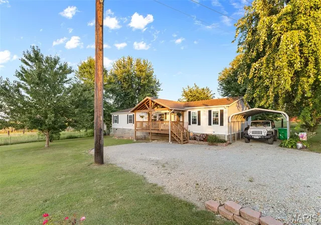 Photo 1 of Sale Pending at 1974 Old Fredericktown Rd, Farmington, MO 63640 | MLS# MIS26056687 | Listing updated on 2026-10-13