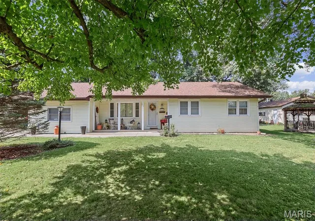 Single family home for sale at 613 N Washington St, Sparta, IL 62286 | MLS# MIS26056708