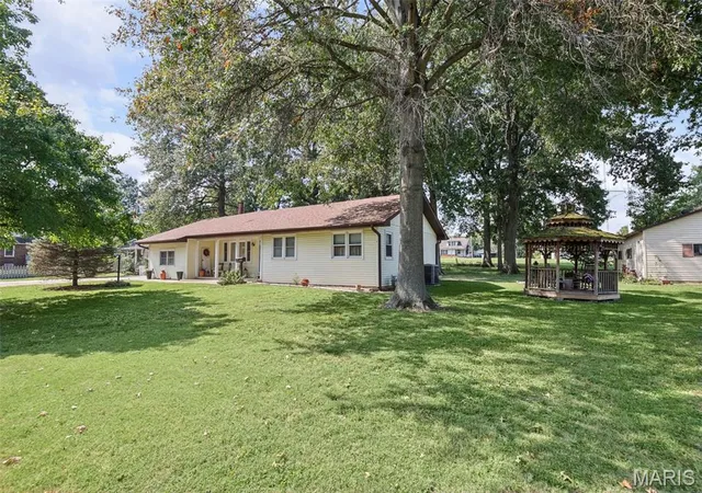 Photo 3 of Single family home for sale at 613 N Washington St, Sparta, IL 62286 | MLS# MIS26056708 | Listing updated on 2026-10-16