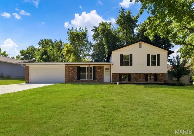 Photo 1 of Single family home for sale at 18 Craigwood Dr, Saint Peters, MO 63376 | MLS# MIS26056717 | Listing updated on 2026-09-14
