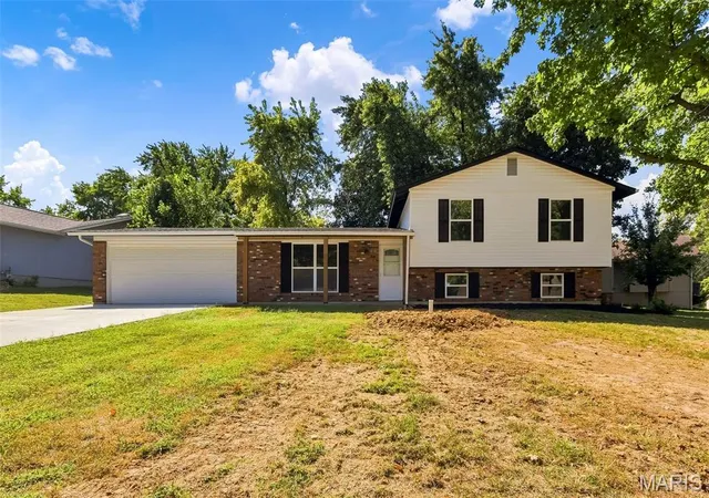 Photo 2 of Single family home for sale at 18 Craigwood Dr, Saint Peters, MO 63376 | MLS# MIS26056717 | Listing updated on 2026-09-14