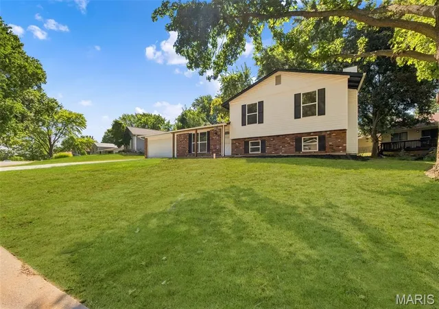 Photo 3 of Single family home for sale at 18 Craigwood Dr, Saint Peters, MO 63376 | MLS# MIS26056717 | Listing updated on 2026-09-14