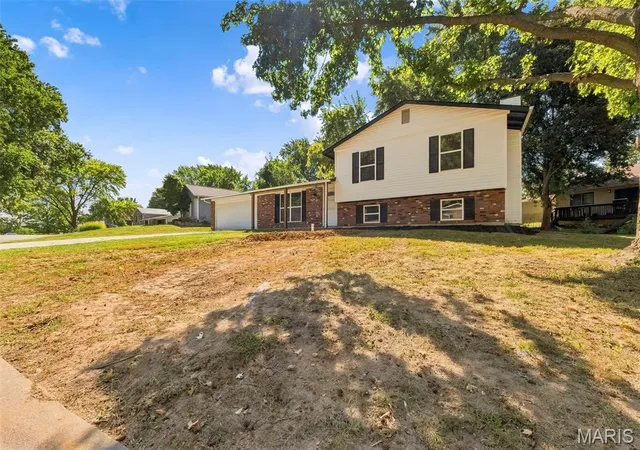 Photo 3 of Sale Pending at 18 Craigwood Dr, Saint Peters, MO 63376 | MLS# MIS26056717 | Listing updated on 2026-10-01