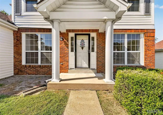Photo 4 of Sale Pending at 4356 Kensington Manor Dr, Saint Louis, MO 63128 | MLS# MIS26056721 | Listing updated on 2026-09-07