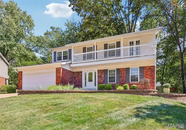 Photo 3 of Sale Pending at 70 Breezeview Dr, Ballwin, MO 63021 | MLS# MIS26056730 | Listing updated on 2026-09-15