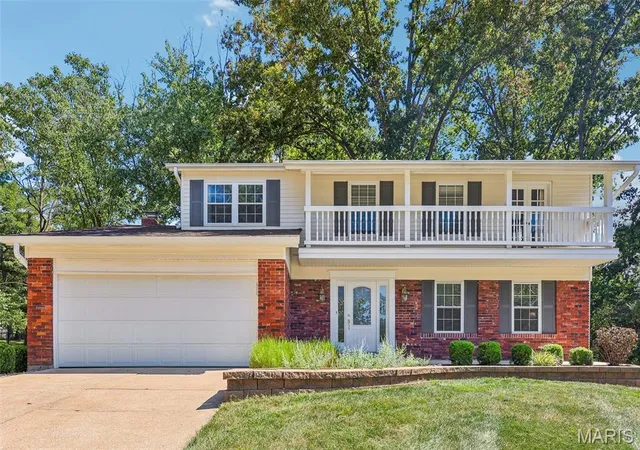 Photo 3 of Sale Pending at 70 Breezeview Dr, Ballwin, MO 63021 | MLS# MIS26056730 | Listing updated on 2026-09-15