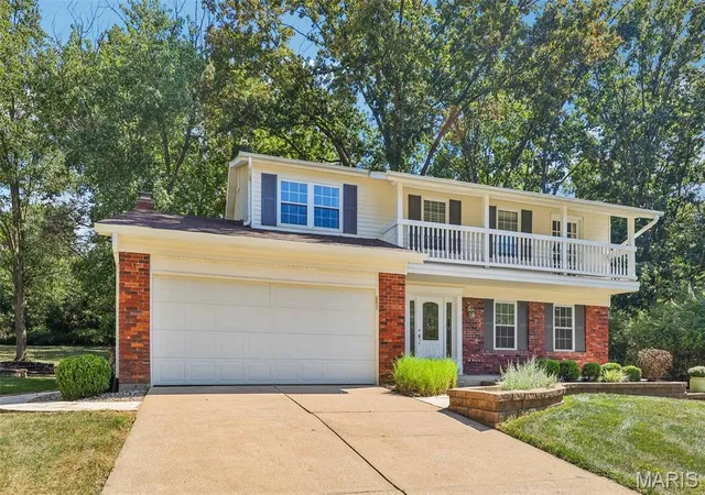 Photo 4 of Sale Pending at 70 Breezeview Dr, Ballwin, MO 63021 | MLS# MIS26056730 | Listing updated on 2026-09-15
