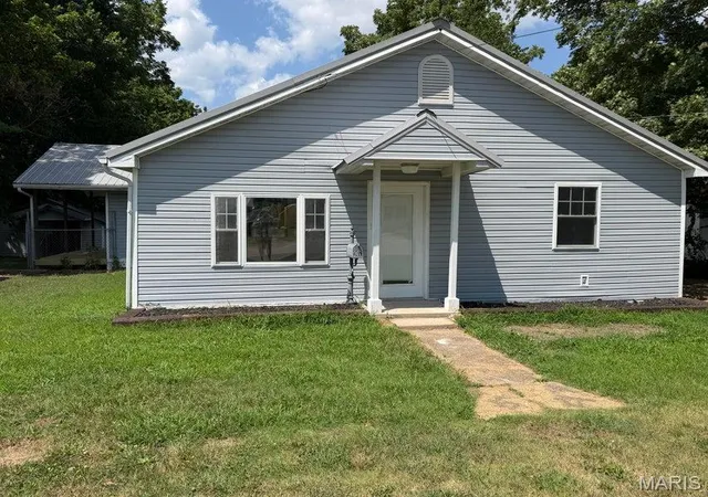 Photo 1 of Sale Pending at 907 W Chestnut St, Houston, MO 65483 | MLS# MIS26056770 | Listing updated on 2026-09-22