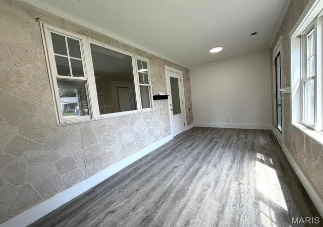 Photo 3 of Sale Pending at 907 W Chestnut St, Houston, MO 65483 | MLS# MIS26056770 | Listing updated on 2026-09-22
