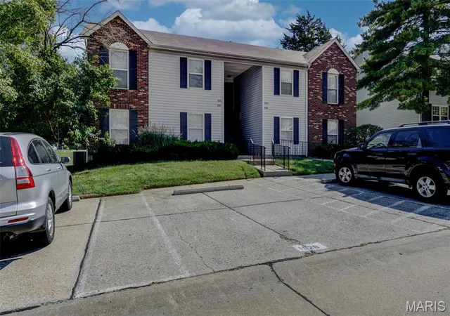 Photo 2 of Sale Pending at 1524 Surrey Ln #D, Saint Peters, MO 63304 | MLS# MIS26056786 | Listing updated on 2026-09-08