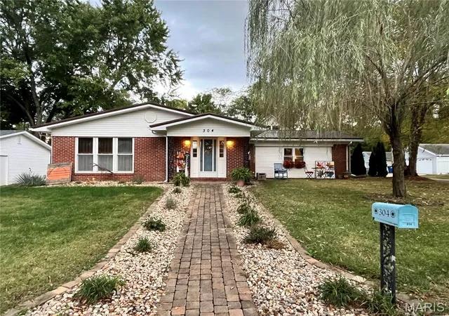 Single family home for sale at 304 Edna Ln, Sparta, IL 62286 | MLS# MIS26056811