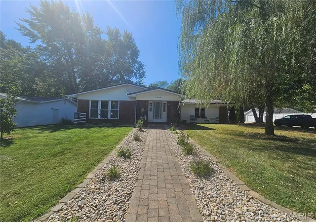 Photo 2 of Single family home for sale at 304 Edna Ln, Sparta, IL 62286 | MLS# MIS26056811 | Listing updated on 2026-09-04