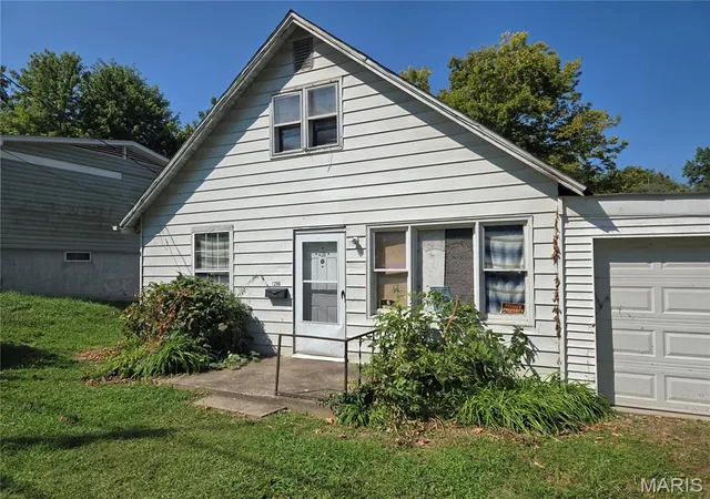 Photo 2 of Sale Pending at 1206 Rixon, Alton, IL 62002 | MLS# MIS26056816 | Listing updated on 2026-09-05