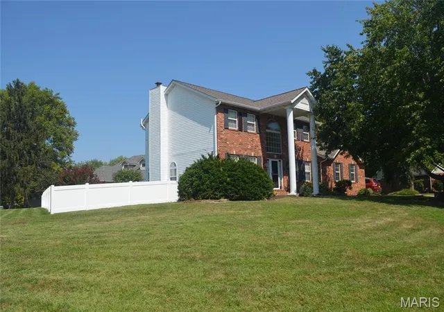 Photo 1 of Single family home for sale at 121 E Willow Bnd Dr, Glen Carbon, IL 62034 | MLS# MIS26056828 | Listing updated on 2026-09-13