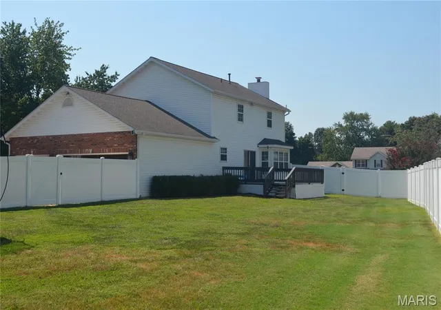 Photo 2 of Single family home for sale at 121 E Willow Bnd Dr, Glen Carbon, IL 62034 | MLS# MIS26056828 | Listing updated on 2026-09-13