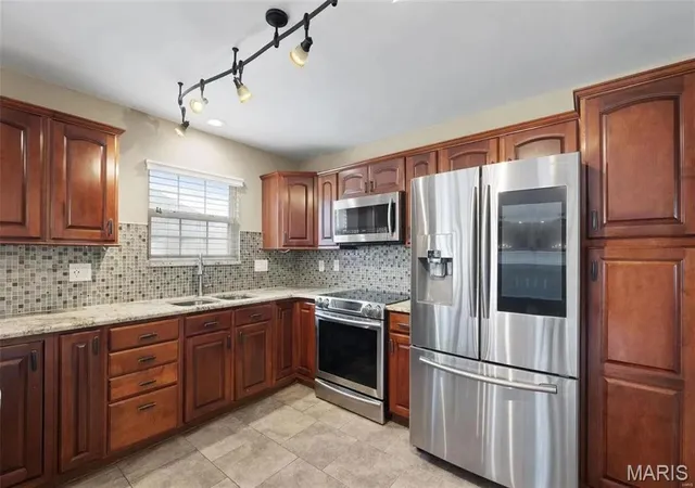Photo 3 of Single family home for sale at 121 E Willow Bnd Dr, Glen Carbon, IL 62034 | MLS# MIS26056828 | Listing updated on 2026-09-13