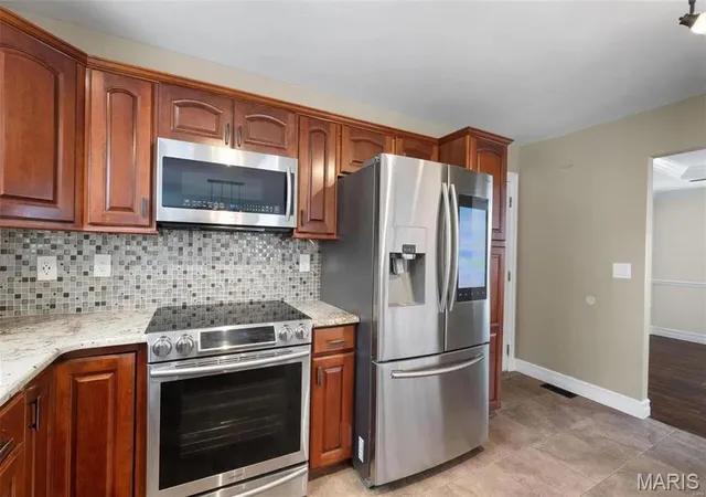 Photo 4 of Single family home for sale at 121 E Willow Bnd Dr, Glen Carbon, IL 62034 | MLS# MIS26056828 | Listing updated on 2026-09-13