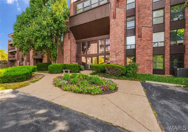 Photo 2 of Sale Pending at 550 Coeur De Royale Dr #308, Saint Louis, MO 63141 | MLS# MIS26056861 | Listing updated on 2026-10-05