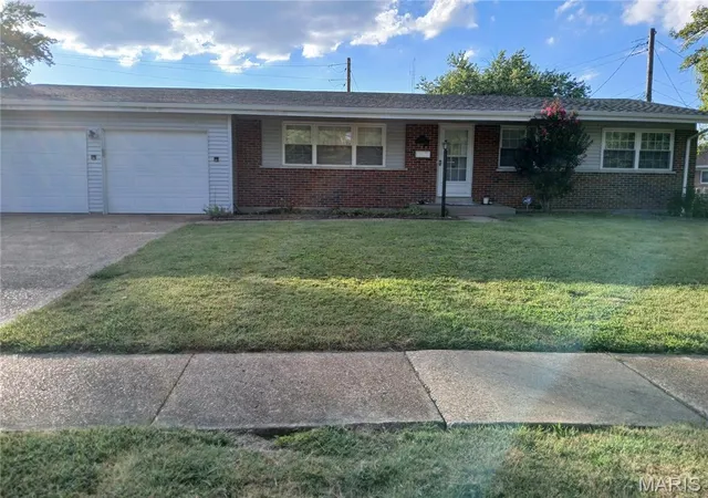 Photo 1 of Sale Pending at 1395 Pepperhill Dr, Florissant, MO 63033 | MLS# MIS26056885 | Listing updated on 2026-09-25
