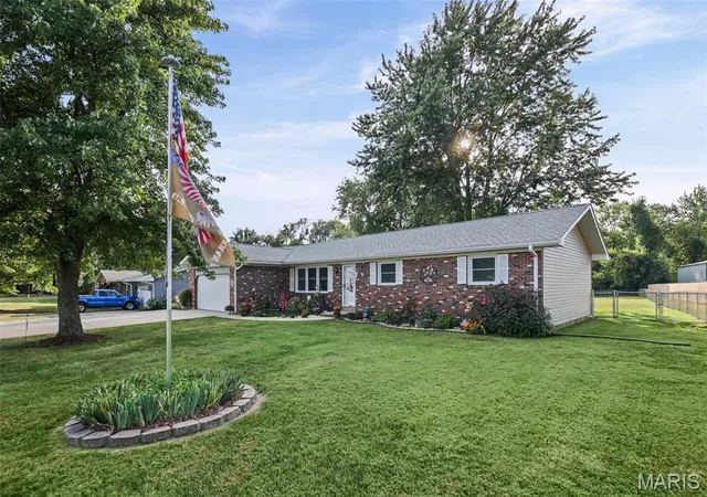 Photo 1 of Single family home for sale at 216 Willow Dr, Collinsville, IL 62234 | MLS# MIS26056888 | Listing updated on 2026-09-12