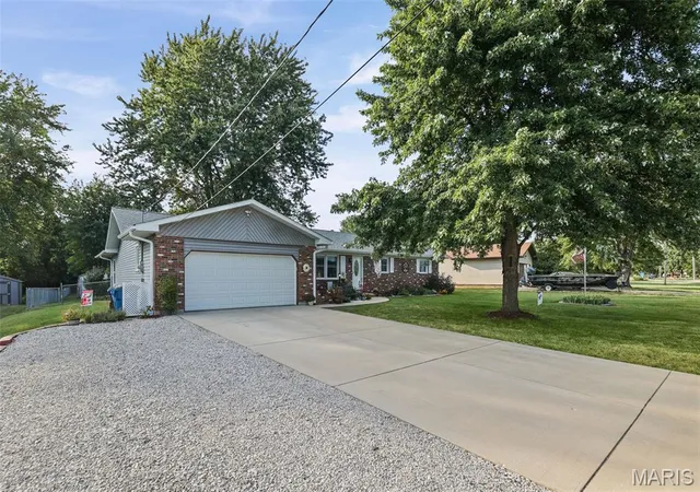 Photo 3 of Single family home for sale at 216 Willow Dr, Collinsville, IL 62234 | MLS# MIS26056888 | Listing updated on 2026-09-12