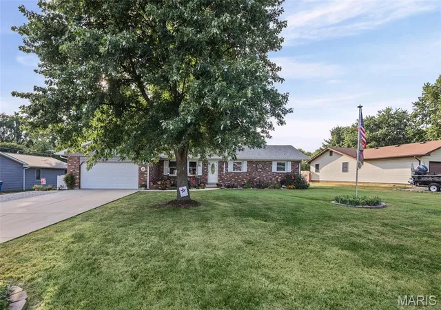 Photo 3 of Single family home for sale at 216 Willow Dr, Collinsville, IL 62234 | MLS# MIS26056888 | Listing updated on 2026-09-12