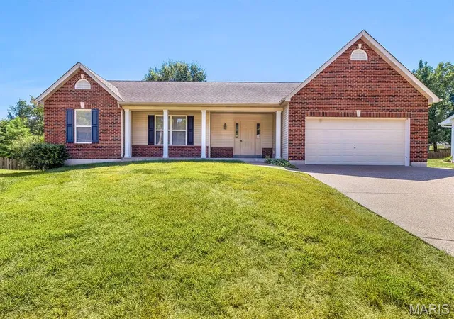 Photo 1 of Single family home for sale at 882 Sara Beth Ct, Saint Peters, MO 63376 | MLS# MIS26056907 | Listing updated on 2026-09-03