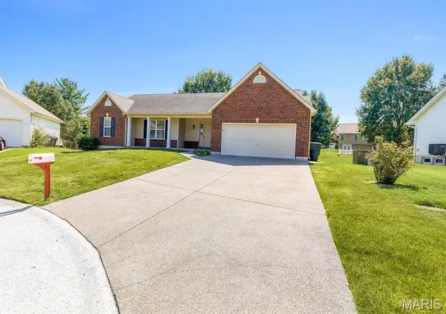 Photo 2 of Single family home for sale at 882 Sara Beth Ct, Saint Peters, MO 63376 | MLS# MIS26056907 | Listing updated on 2026-09-03
